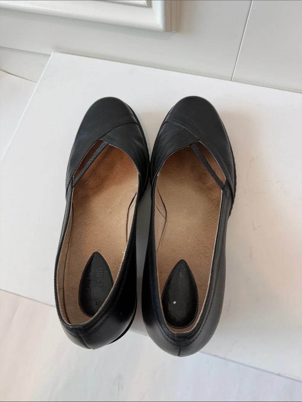 Clarks Artisan “ Sugar Sky” discontinued Black Leather Crossover Slip-Ons